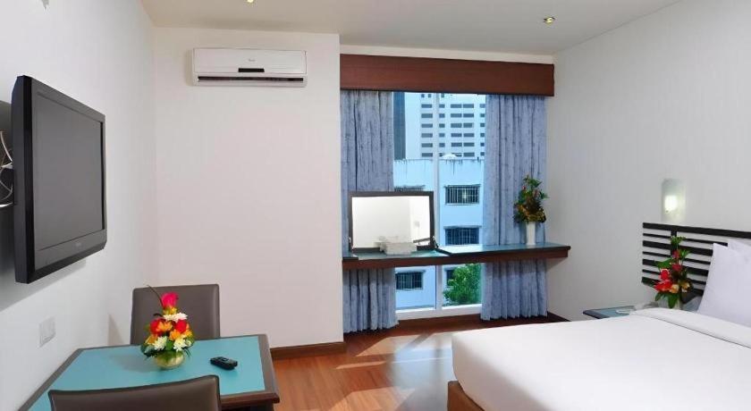 The Color Hotel Хат Яй Екстериор снимка